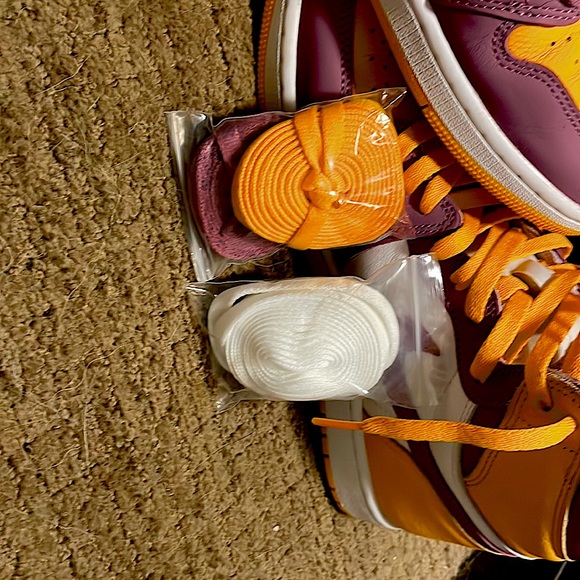 *BRAND NEW* Retro Jordan 1 Size 10. Gold,White, And Purple...
